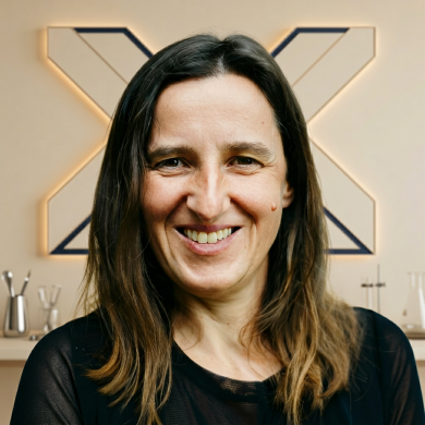 janina-portrait_mit X im Hintergrund